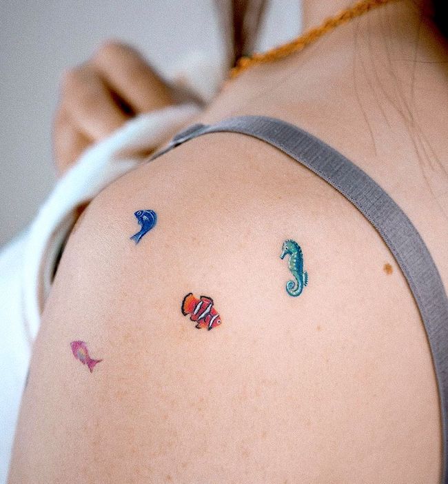 Piccolo tatuaggio di vita oceanica sulla spalla da @0chicken.tattoo-Piccoli tatuaggi minimalisti sulla spalla