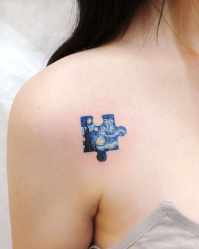 Tatuaggio puzzle di una notte stellata per gli amanti dell'arte di @hansantattoo