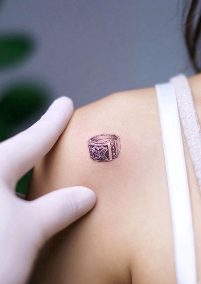 Anello della nonna piccolo tatuaggio significativo di @jooyoung_color-Piccoli tatuaggi minimalisti sulla spalla