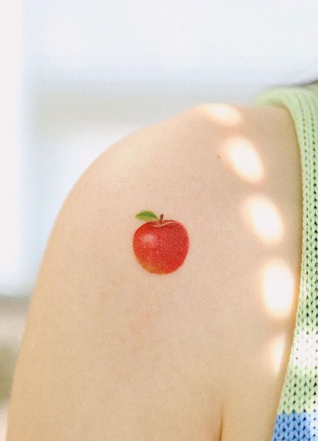 Tatuaggio carino e piccolo con mela di @saegeemtattoo-Piccoli tatuaggi minimalisti sulla spalla