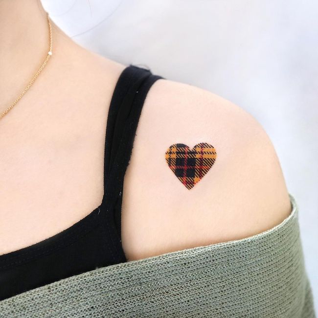 Plaid cuore piccolo spalla tatuaggio per le donne da @palette.tt