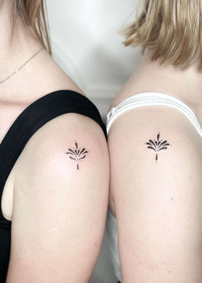 Tatuaggi sulla spalla piccoli e coordinati con le gocce d'acqua per le donne di @pas.rit -Tatuaggi sulla spalla piccoli e minimalisti