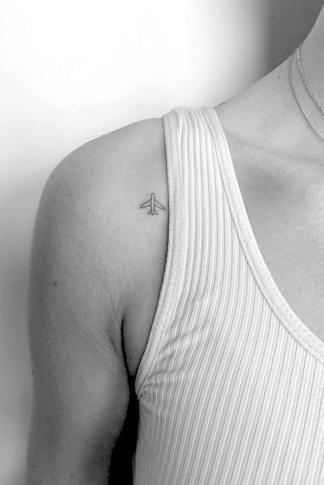 Tatuaggio di un piccolo aereo di @cinny_minny-Piccoli tatuaggi minimalisti sulla spalla