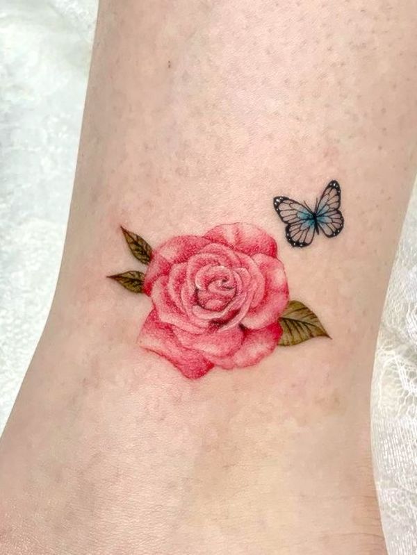Tatuaggio con rosa e farfalla di @pchantattoo - Tatuaggi di rose con significato