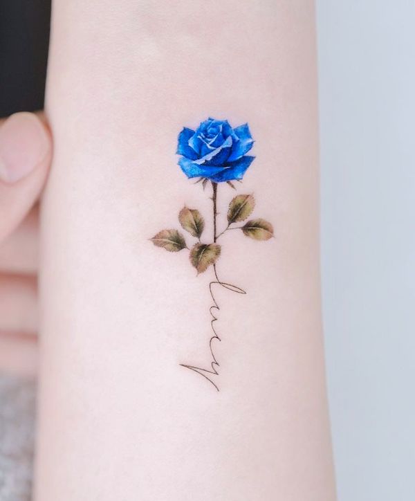 Splendido tatuaggio di rosa blu di @donghwa_tattoo - Tatuaggi di rose con significato
