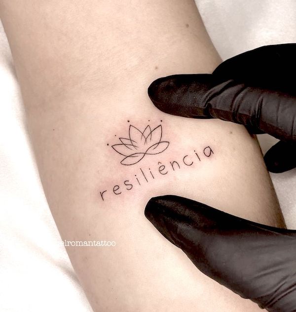 Tatuaggio Resilient simple lotus di @raquelromantattoo