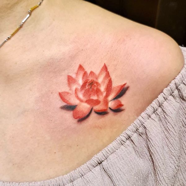 Tatuaggio realistico del loto sulla spalla di @alexleedestroyer