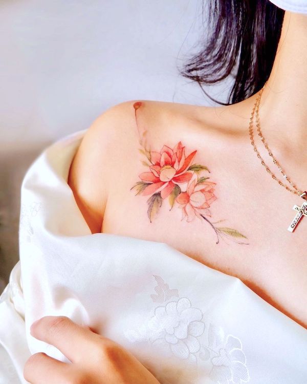 Tatuaggio sulla spalla con loto rosso di @seolheetattoo
