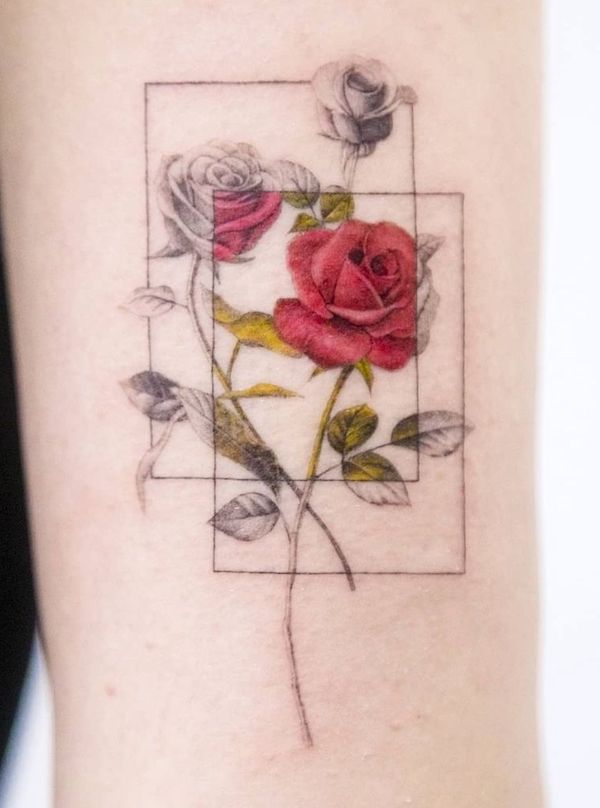 Tatuaggio con rosa nera e rossa di @arona_tattoo - Tatuaggi di rose con significato
