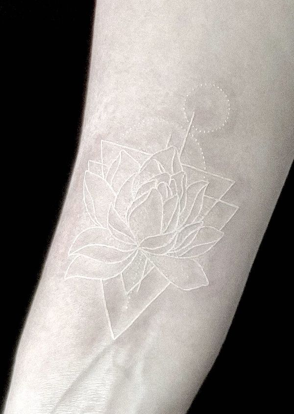 Tatuaggio del loto bianco di @anna_katlinskaya- Tatuaggio del fiore di loto con significato