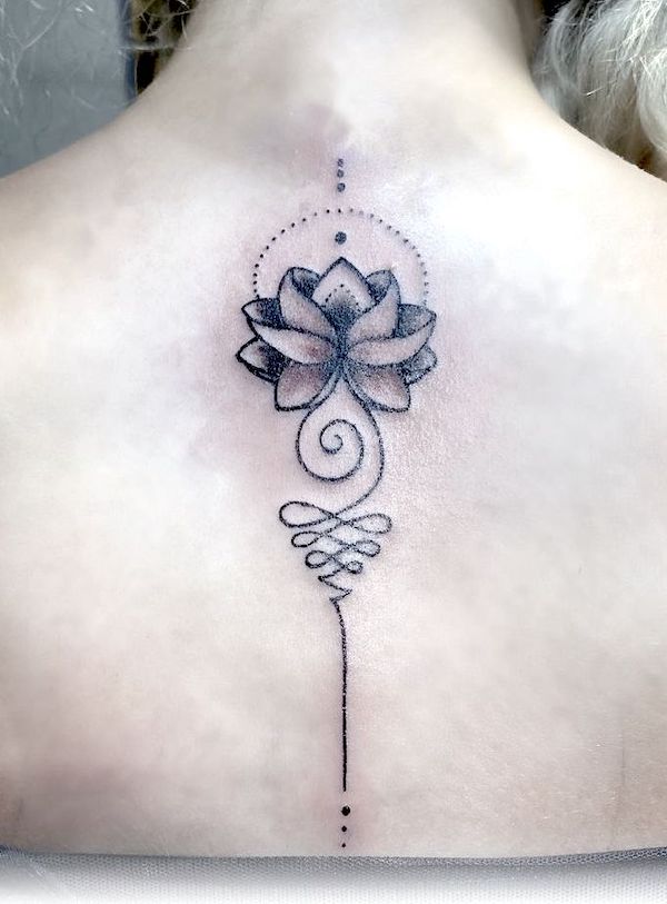 Tatuaggio con simbolo del loto e unalome sulla schiena di @varni_tattoo- Tatuaggio con significato del fiore di loto