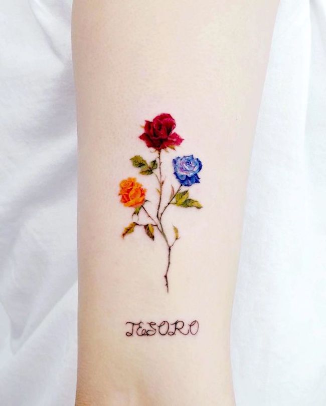 Tatuaggio di rose a tre colori di @tilda_tattoo
