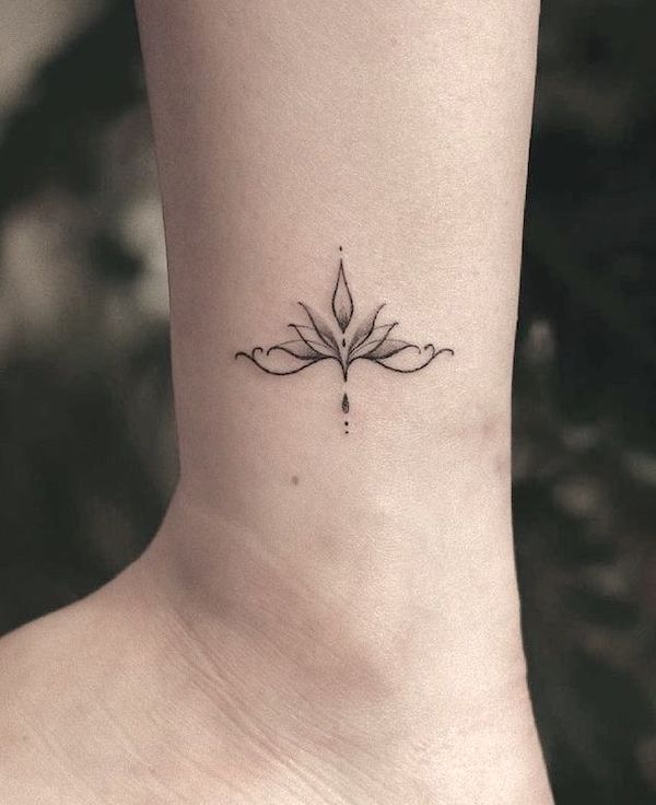 Piccolo tatuaggio con simbolo del loto sulla caviglia di @sukza__art- Tatuaggi con significato del fiore di loto