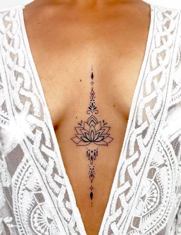 Tatuaggio del petto con mandala di loto di @anais_chabane