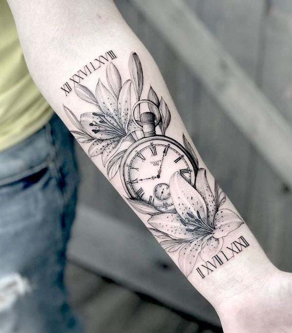Tatuaggio con fiori e orologio di @davidbaisatattoos