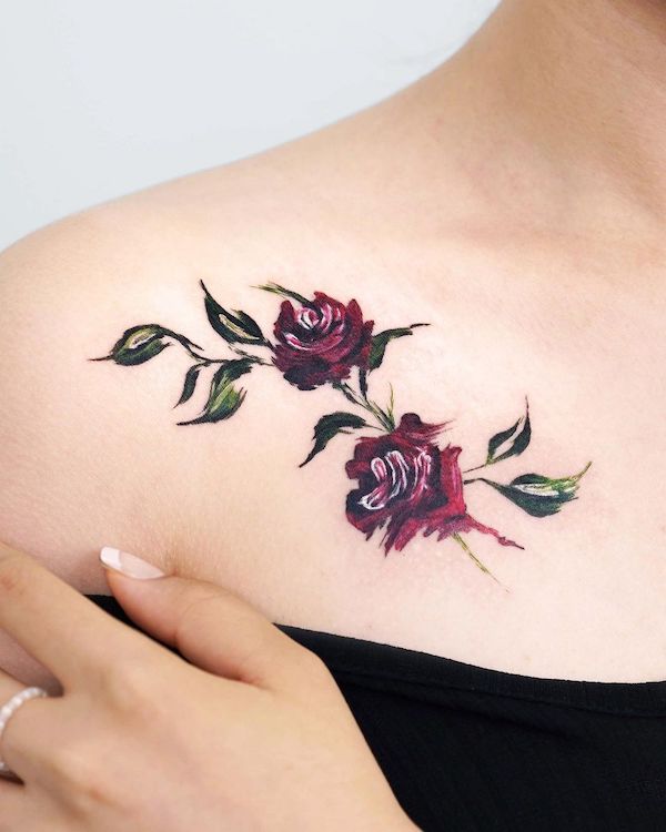 Tatuaggio con rosa rosso sangue di @tattooist_zela