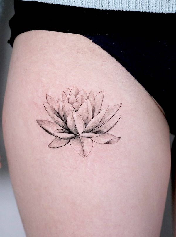 Tatuaggio sulla coscia con ninfee in bianco e nero di @honma_tat - Tatuaggi con fiori di ninfea con significato