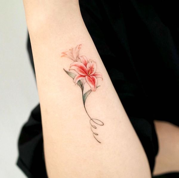 Tatuaggio con giglio Stargazer e iniziale di @abii_tattoo