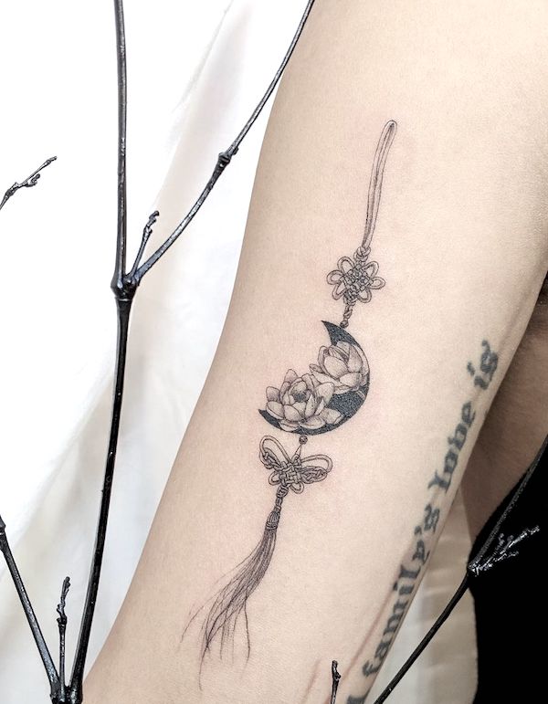 Tatuaggio Norigae waterlily moon di @heeyatattoo - Tatuaggi di fiori di ninfea con significato
