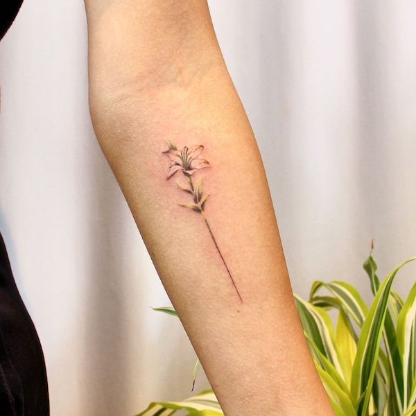 Tatuaggio dell'avambraccio con giglio bianco di @moggtattoo