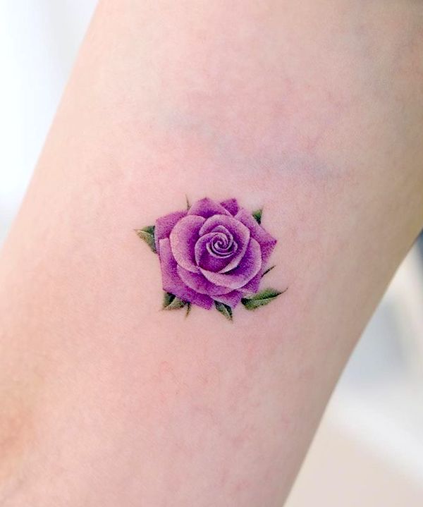 Piccolo tatuaggio a forma di rosa viola sul braccio di @siyeon_tattoo