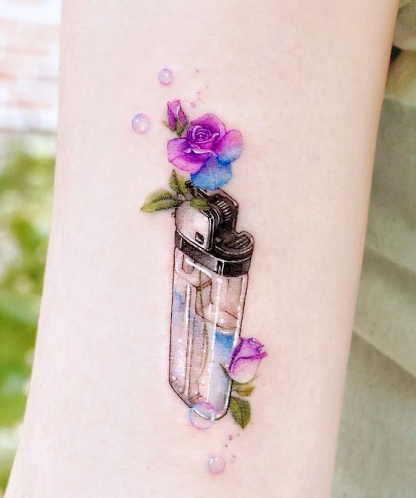 Rose acquerellate e accendino tatuaggio da @songe.tattoo
