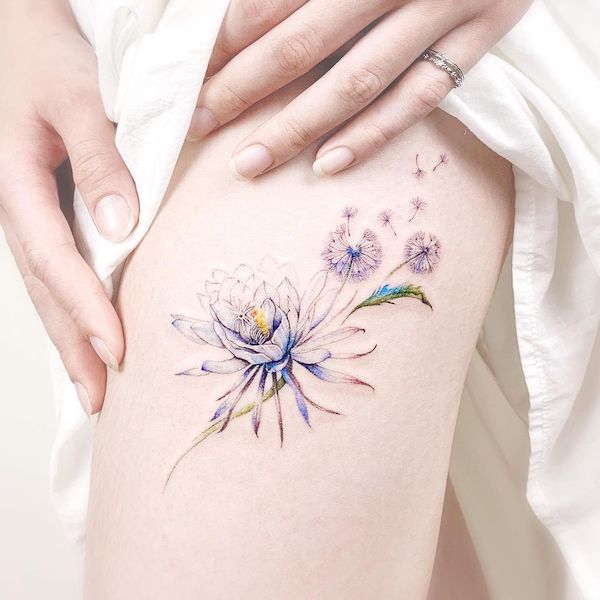 Tatuaggio di dente di leone e ninfea sulla coscia da @lian.tattoo