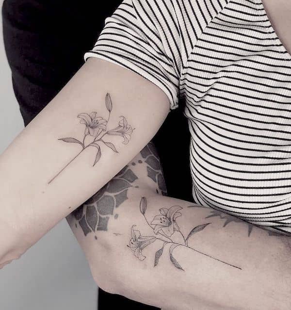 Tatuaggi di coppia con gigli di @emmaflorestattoo - Tatuaggi di fiori di giglio con significato