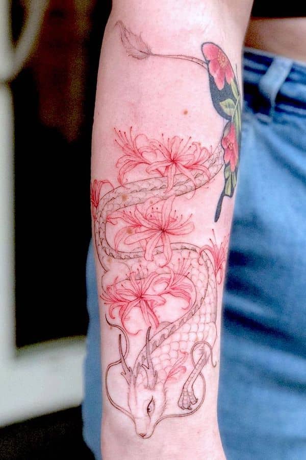 Tatuaggio di ragno rosso e drago sul braccio di @kikiraventattoo -Tatuaggio di ragno rosso e giglio con significato