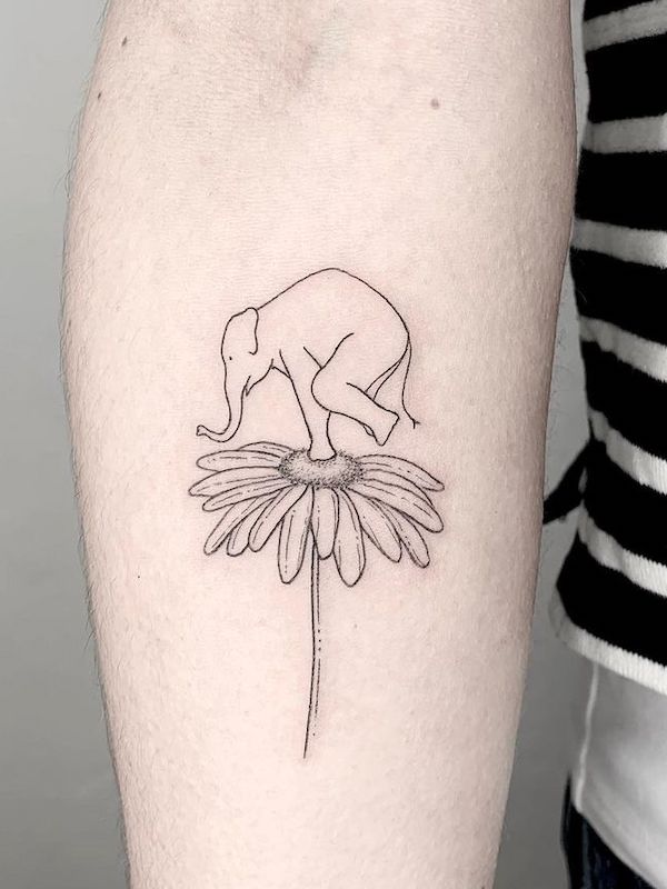 Tatuaggio con margherita ed elefante di @sara.commodi. - Tatuaggi di fiori di margherita con significato