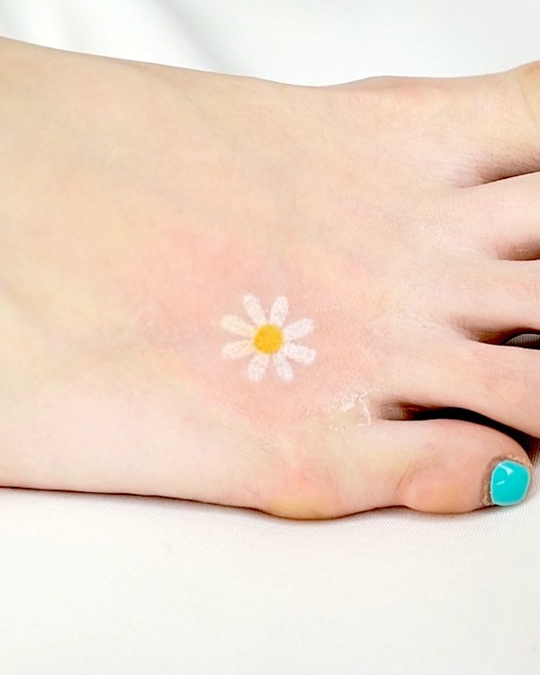 Piccolo e semplice tatuaggio del piede a margherita di @keenetattoo- Tatuaggi con fiori a margherita con significato