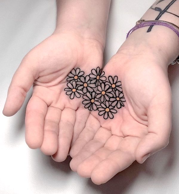 Unique daisy hand tattoos by @flowersforyourhead- Tatuaggi di fiori di margherita con significato