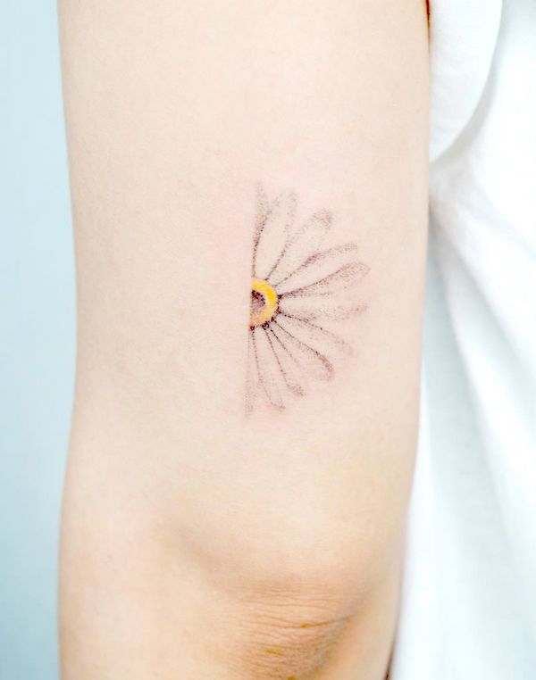 Half daisy arm tattoo by @keenetattoo- Tatuaggi di fiori di margherita con significato