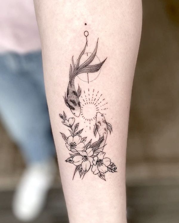 Tatuaggio con fiori di ciliegio e pesci di @amberstarrartistry- Tatuaggio con fiori di ciliegio con significato