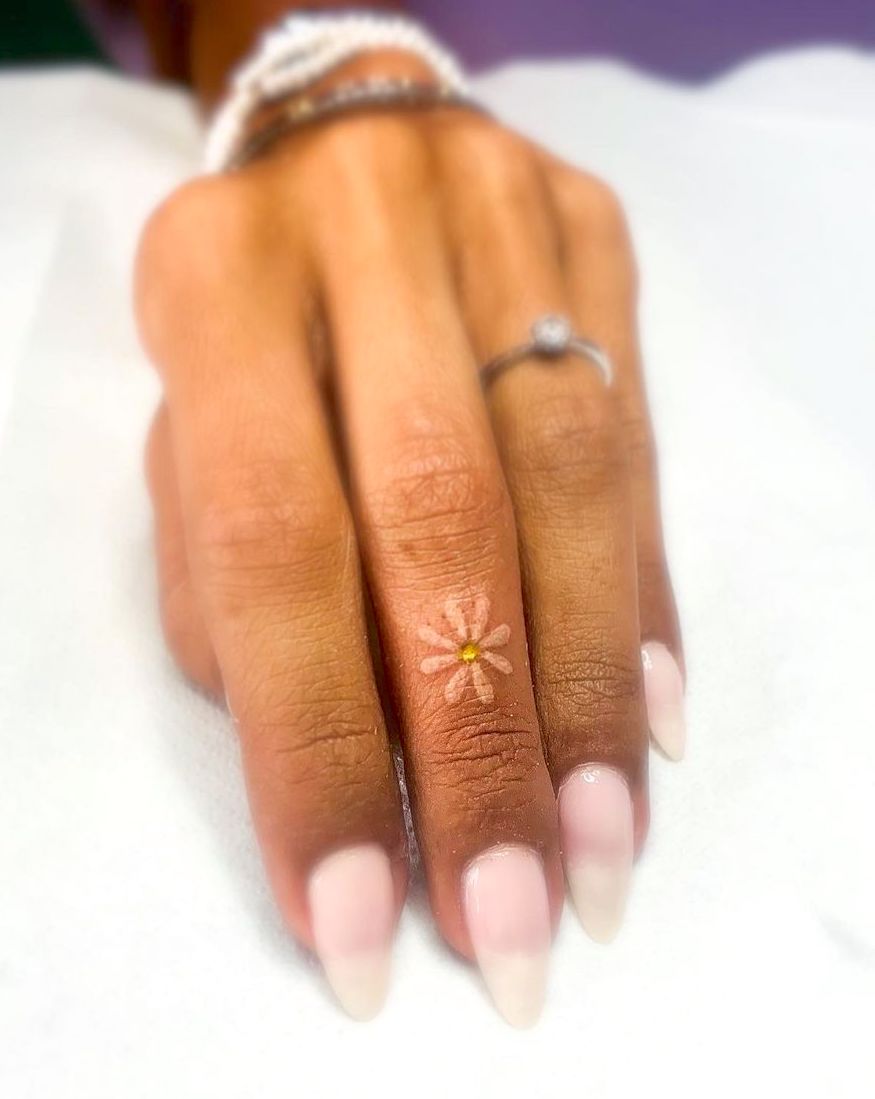 Piccolo tatuaggio a forma di margherita da @leyla_sam_tattooer- Tatuaggi con fiori di margherita con significato