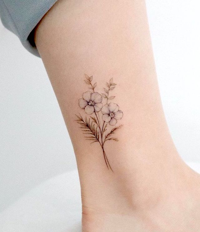 Tatuaggio alla caviglia con margherita bianca di @yezottt