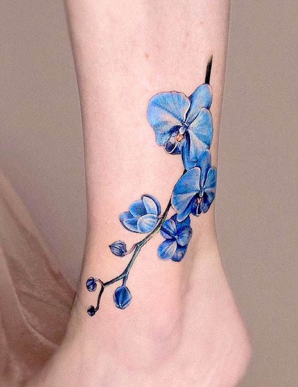 Tatuaggio orchidea realismo blu di @sunnchic