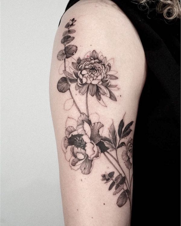 Chrysanthemum sleeve tattoo by @_lazylax_ - Tatuaggi di fiori di crisantemo con significato