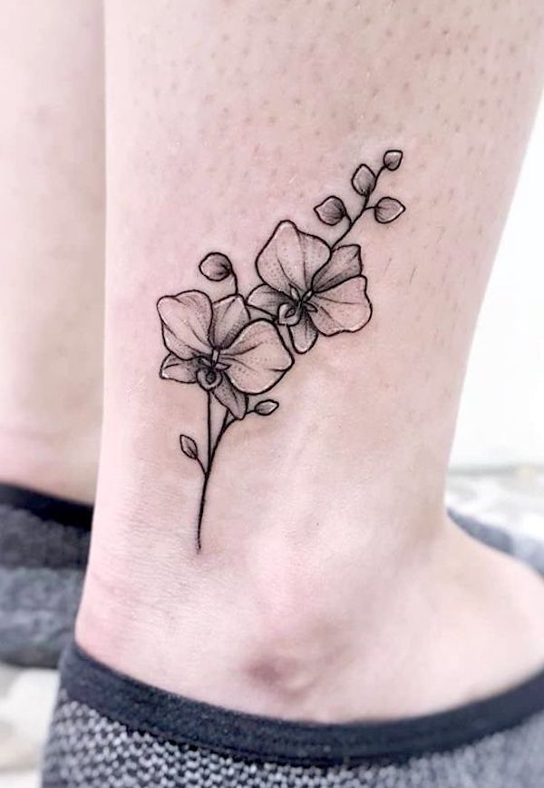 Tatuaggio alla caviglia con orchidea nera di @kim_dot_tattoo