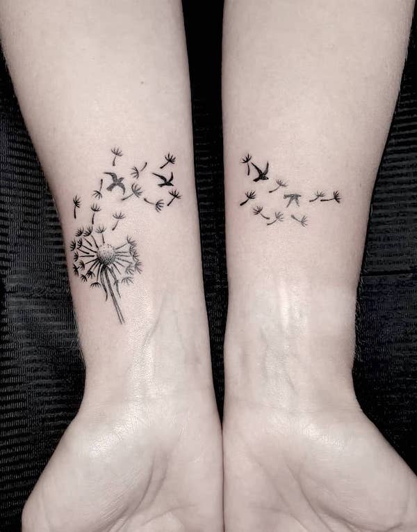 Tatuaggi da polso abbinati al dente di leone by @zele.tattoo.studio- Tatuaggi del dente di leone con significato
