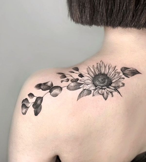 Sunflower shoulder tattoo by @yxtatt- Tatuaggi di girasoli con significato
