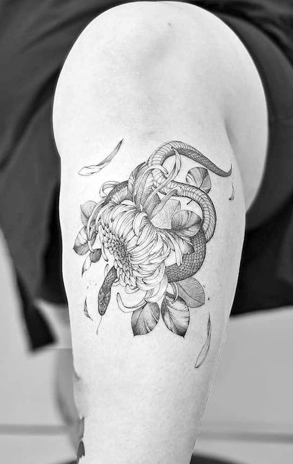 Tatuaggio di crisantemo e serpente di @jay_tattooist- Tatuaggi di fiori di crisantemo con significato