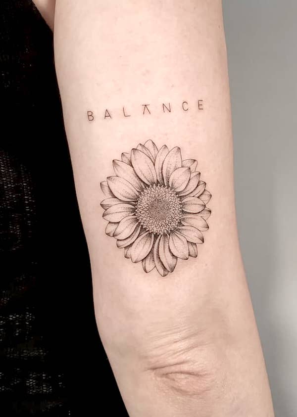 Equilibrio - tatuaggio di una sola parola con girasole di @ju.linhas- Tatuaggi di girasoli con significato