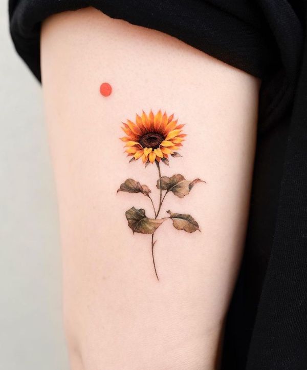 Tatuaggio con girasole e sole sul braccio di @donghwa_tattoo- Tatuaggi con girasole con significato
