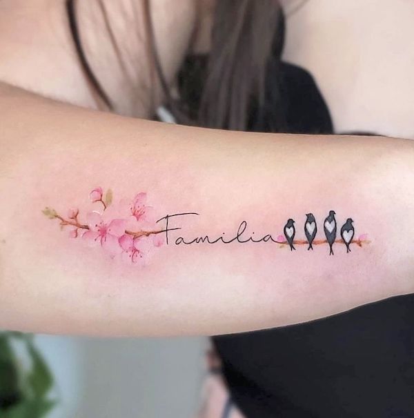 Tatuaggio con scritte della famiglia Cherry blossom di @soho_concept