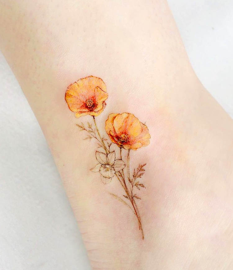 Papaveri arancioni con narciso bianco tatuaggio alla caviglia da @tattooist_flower
