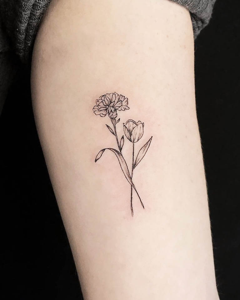 Garofano e tulipano da @coralsicobotattoo