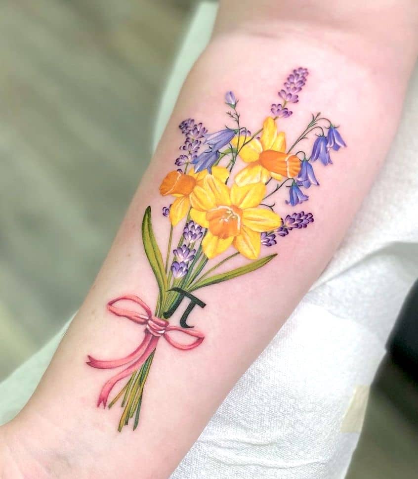 Tatuaggio con narciso, campanula e lavanda di @bycamilaconti