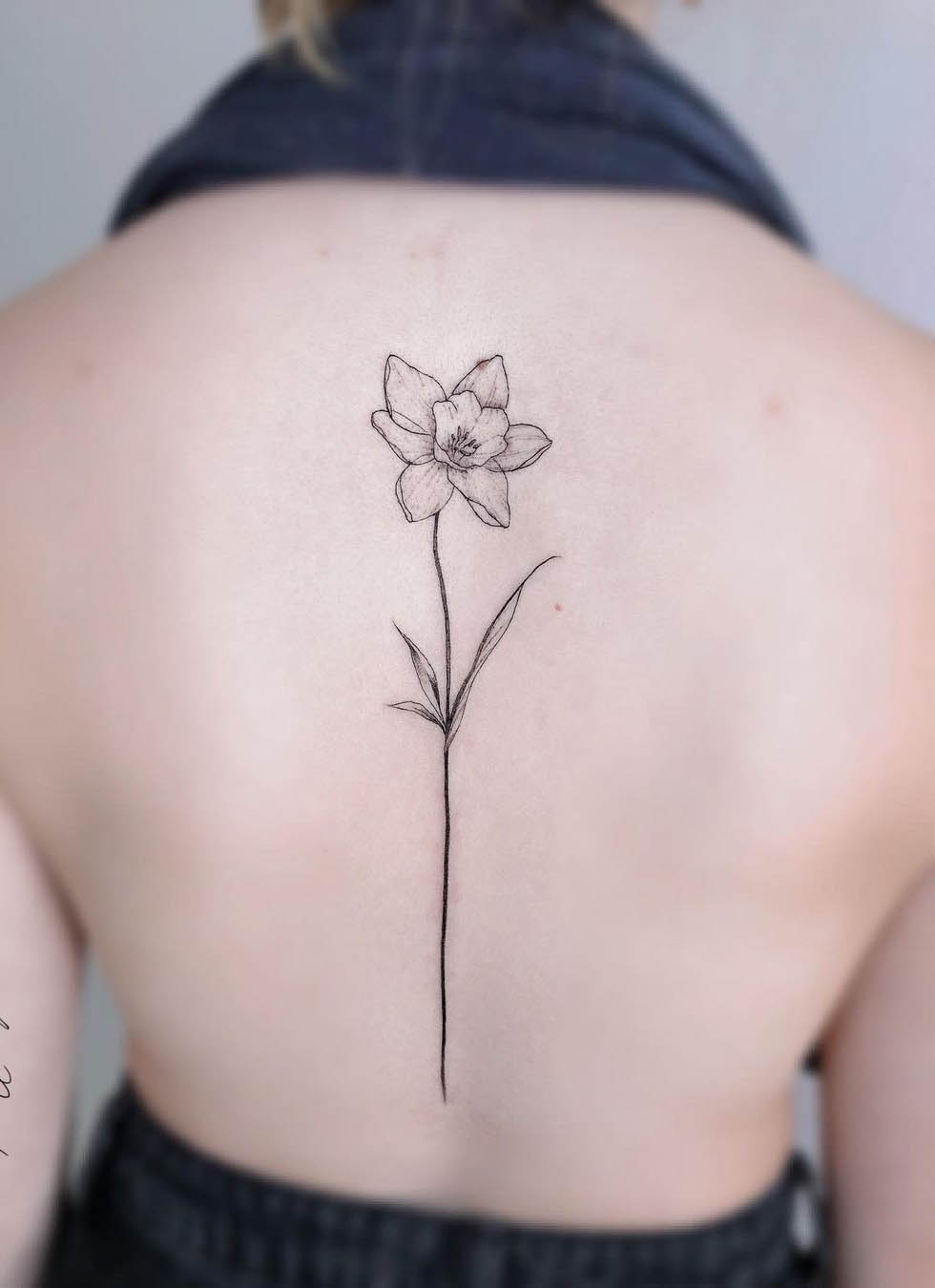 Tatuaggio della schiena con narciso di @anamaturana