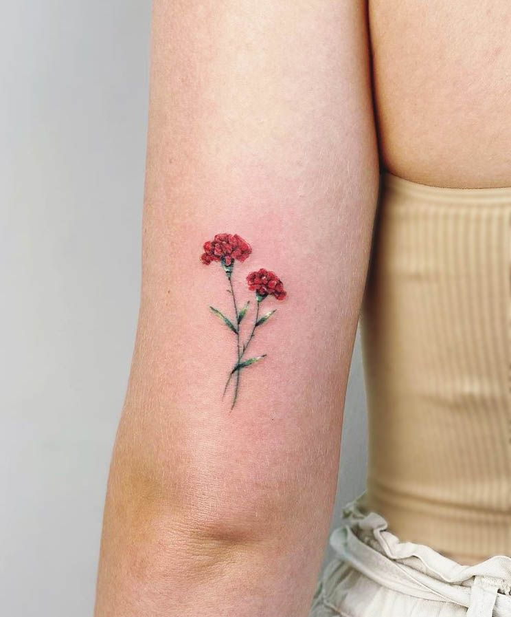 Tatuaggio del braccio con garofano rosso di @fervescentattoo